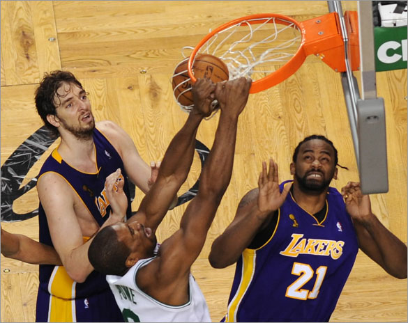 Leon Powe  in front of Los Angeles Lakers Spanish Pau Gasol  and Frenchman Ronny Turiaf during the Game Two of the 2008 NBA Finals, in Boston, Massachusetts, June 8, 2008. Celtics won 108-102.