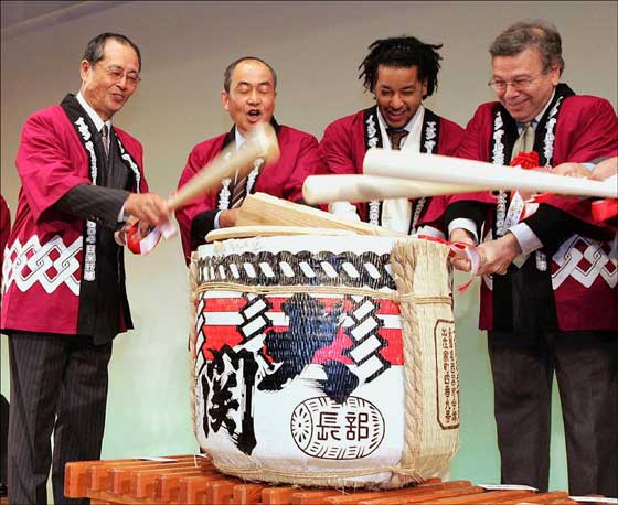 Manny Ramirez attends a sake barrel opening ceremony along with Japanese baseball great Sadaharu Oh at a welcoming party at a Tokyo hotel before the Japan exhibition series in Nov. 2004