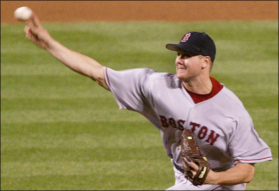 Boston Red Sox relief pitcher Jonathan Papelbon delivers a pitch against the Baltimore Orioles in the ninth inning of their game in Baltimore, Maryland May 16, 2006. Papelbon pitched a scoreless ninth inning to record his major league leading 14th save of the season as the Red Sox won the game 6-5.