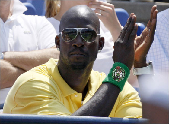 NBA basketball player Kevin Garnett applauds tennis player James Blake during his game against Radek Stepanek of the Czech Republic in the final of the Los Angeles Classic tennis tournament in Los Angeles July 22, 2007. 