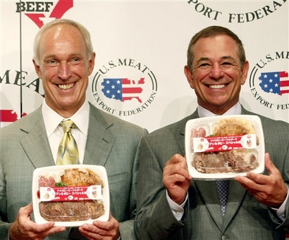 Bobby Valentine, right, and U.S. Meat Export Federation President Philip Seng show 